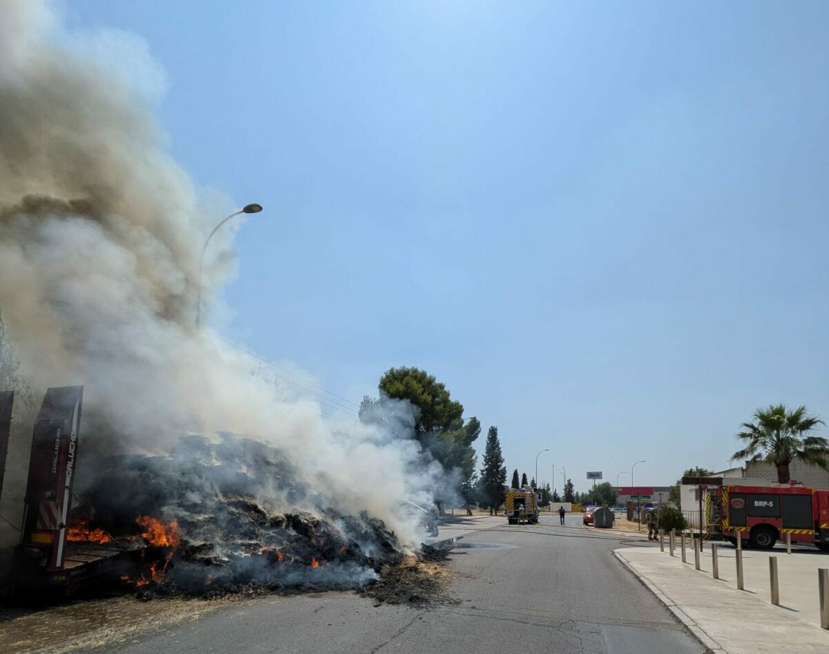 Se incendia un camión de paja en el Polígono y una máquina de prensar filtros en El Romeral