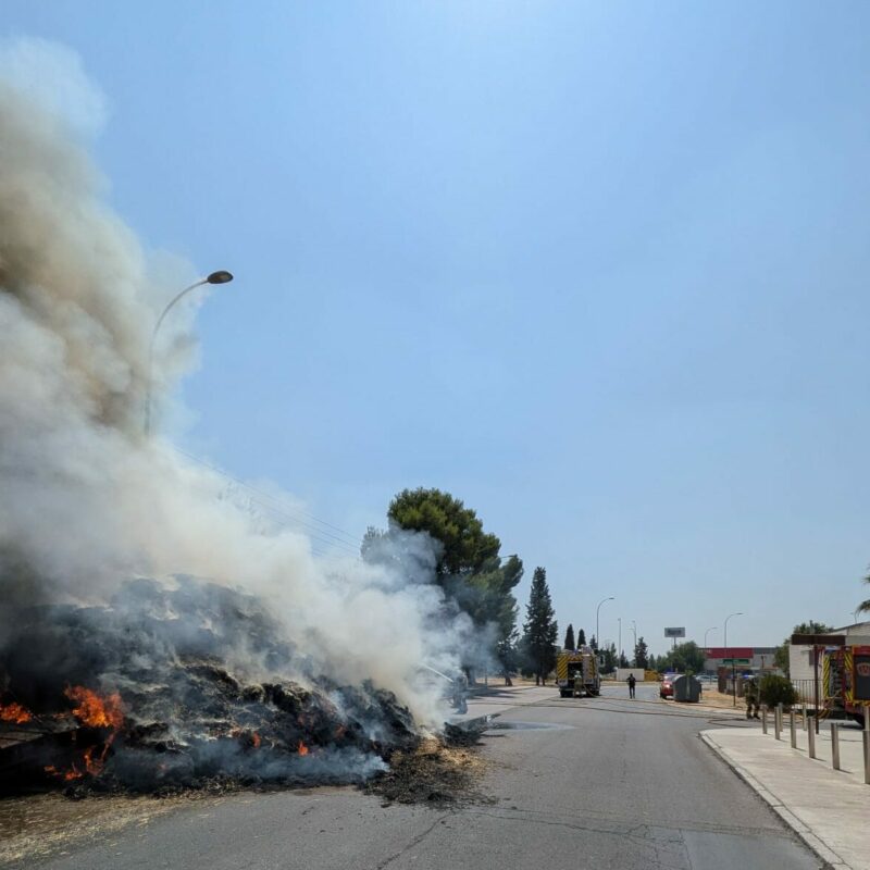 Se incendia un camión de paja en el Polígono y una máquina de prensar filtros en El Romeral