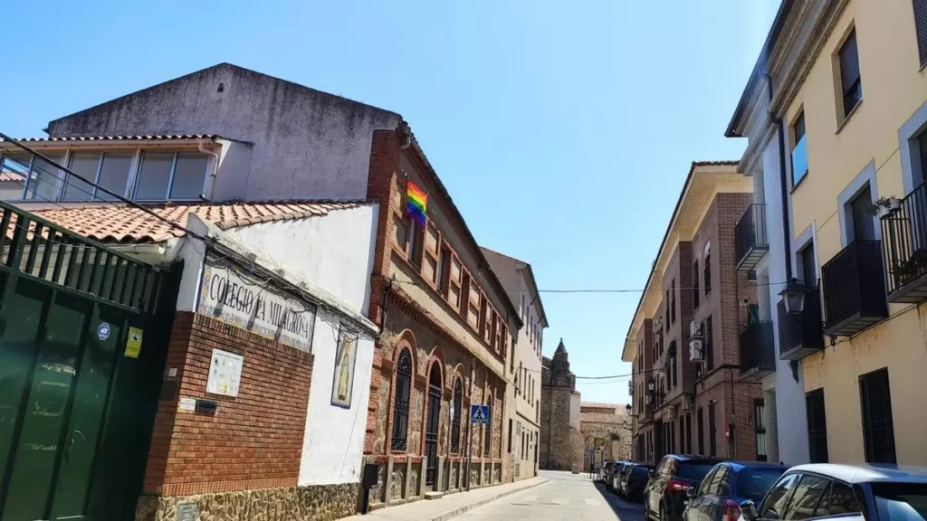 PP y Vox colocan la bandera LGTBI en Talavera en un antiguo colegio y el PSOE les acusa de "esconderla"