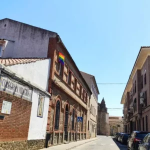 PP y Vox colocan la bandera LGTBI en Talavera en un antiguo colegio y el PSOE les acusa de "esconderla"
