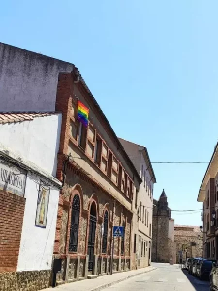 PP y Vox colocan la bandera LGTBI en Talavera en un antiguo colegio y el PSOE les acusa de "esconderla"