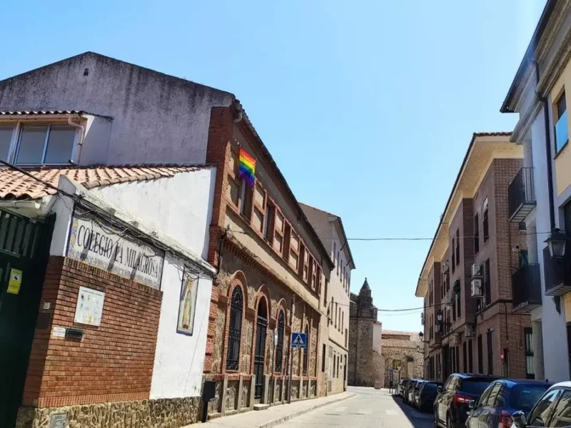 PP y Vox colocan la bandera LGTBI en Talavera en un antiguo colegio y el PSOE les acusa de "esconderla"