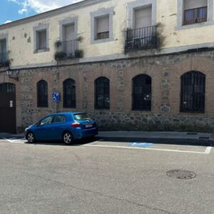 El PSOE denuncia nuevas plazas para personas con movilidad reducida que incumplen la normativa