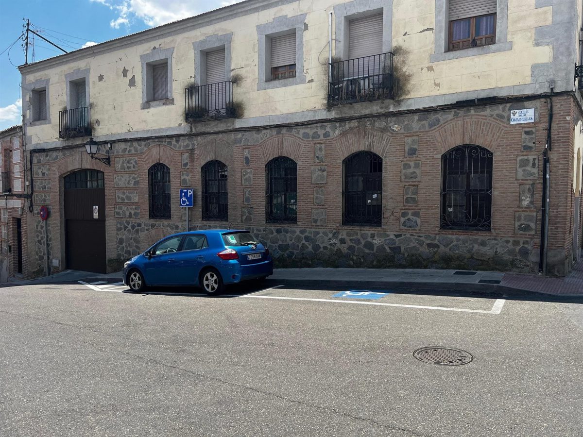 El PSOE denuncia nuevas plazas para personas con movilidad reducida que incumplen la normativa