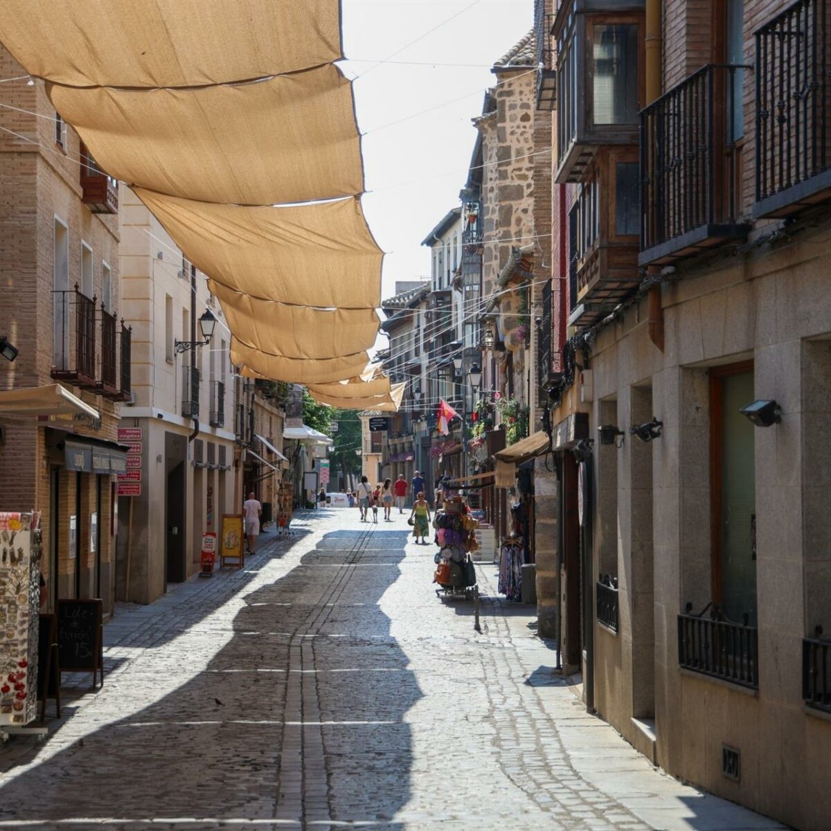 El Ayuntamiento estudia instalar nuevos toldos en más zonas de Toledo para mitigar el calor