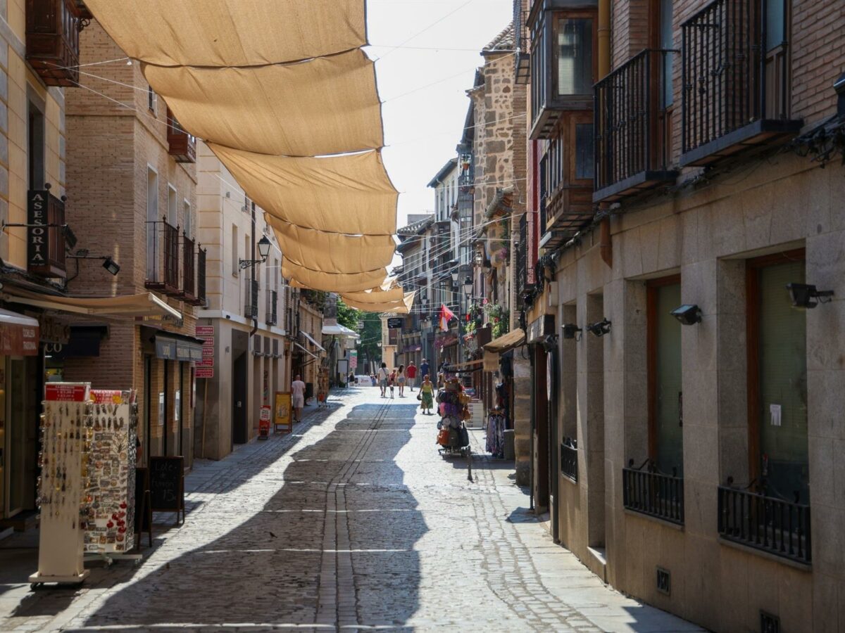 El Ayuntamiento estudia instalar nuevos toldos en más zonas de Toledo para mitigar el calor