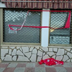 El PSOE de Santa Cruz de la Zarza denuncia un ataque contra su sede tras aparecer arrancada su pancarta identificativa