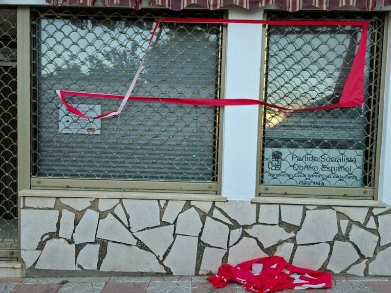 El PSOE de Santa Cruz de la Zarza denuncia un ataque contra su sede tras aparecer arrancada su pancarta identificativa