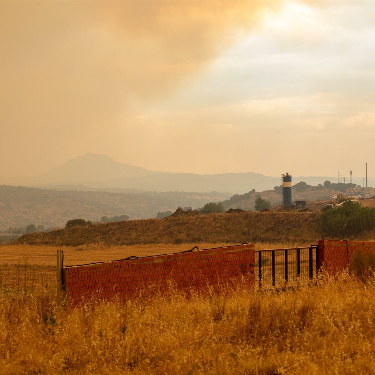 Nuevos cortes de carreteras en Toledo mientras Escalona habilita un espacio para evacuados por los incendios