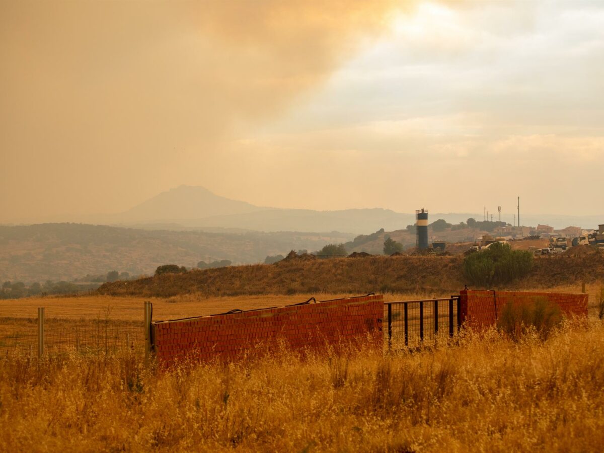 Nuevos cortes de carreteras en Toledo mientras Escalona habilita un espacio para evacuados por los incendios