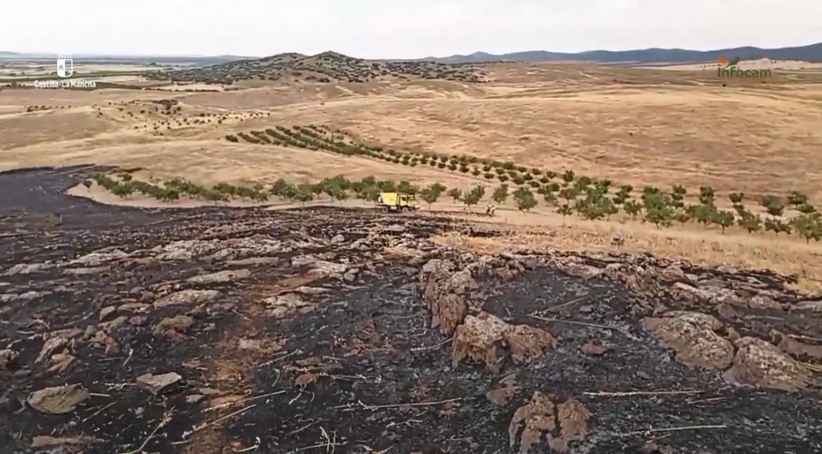 El incendio forestal de Urda que confinaba a una residencia de mayores es extinguido