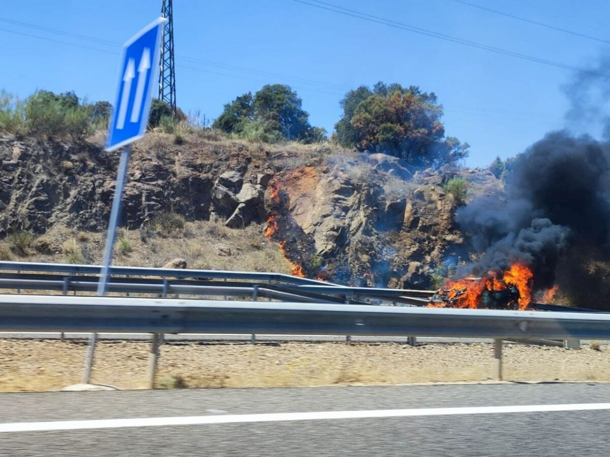 Un coche ardiendo causa un importante atasco en la subida de las Nieves de la A-42