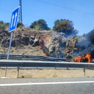 Un coche ardiendo causa un importante atasco en la subida de las Nieves de la A-42