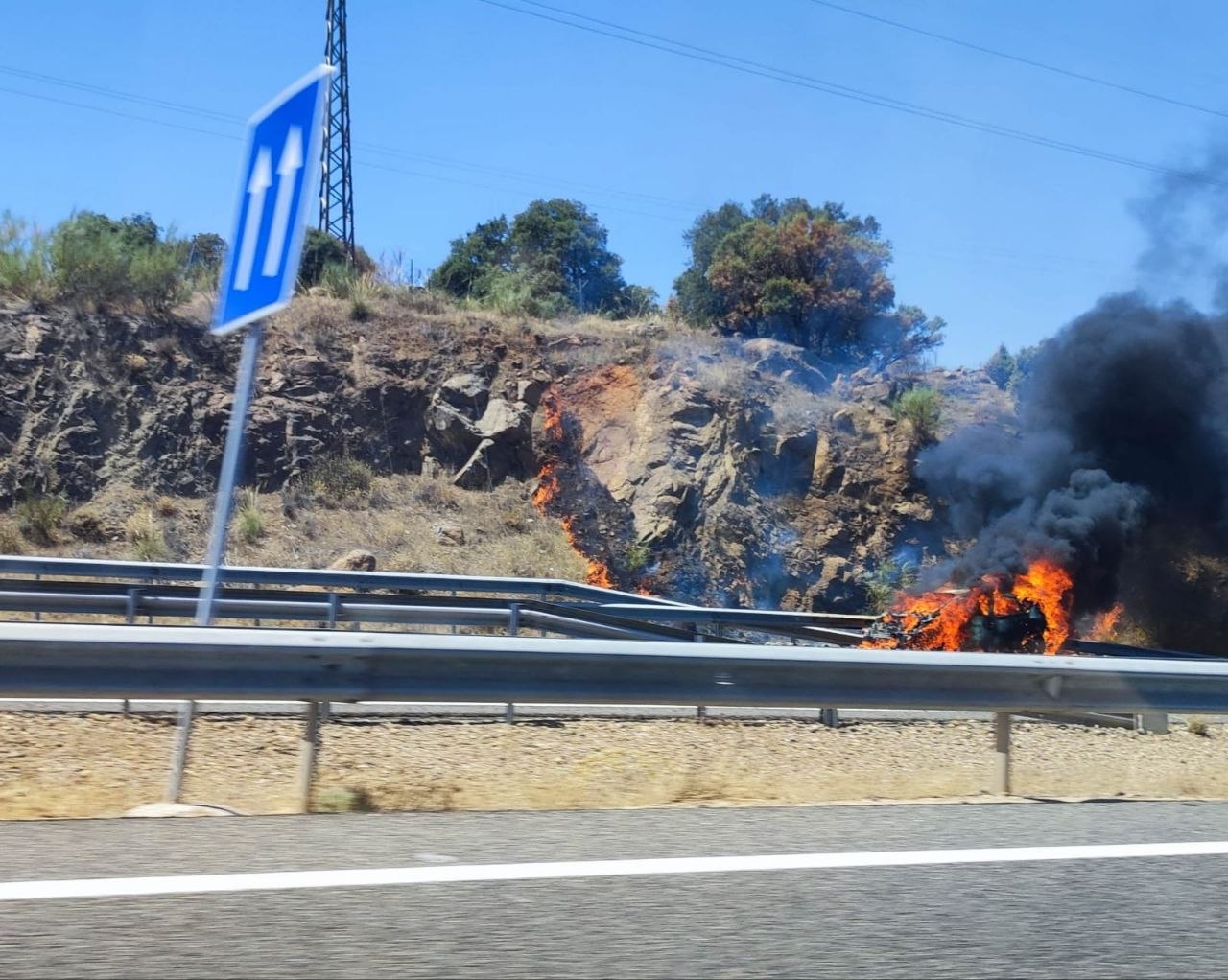 Un coche ardiendo causa un importante atasco en la subida de las Nieves de la A-42