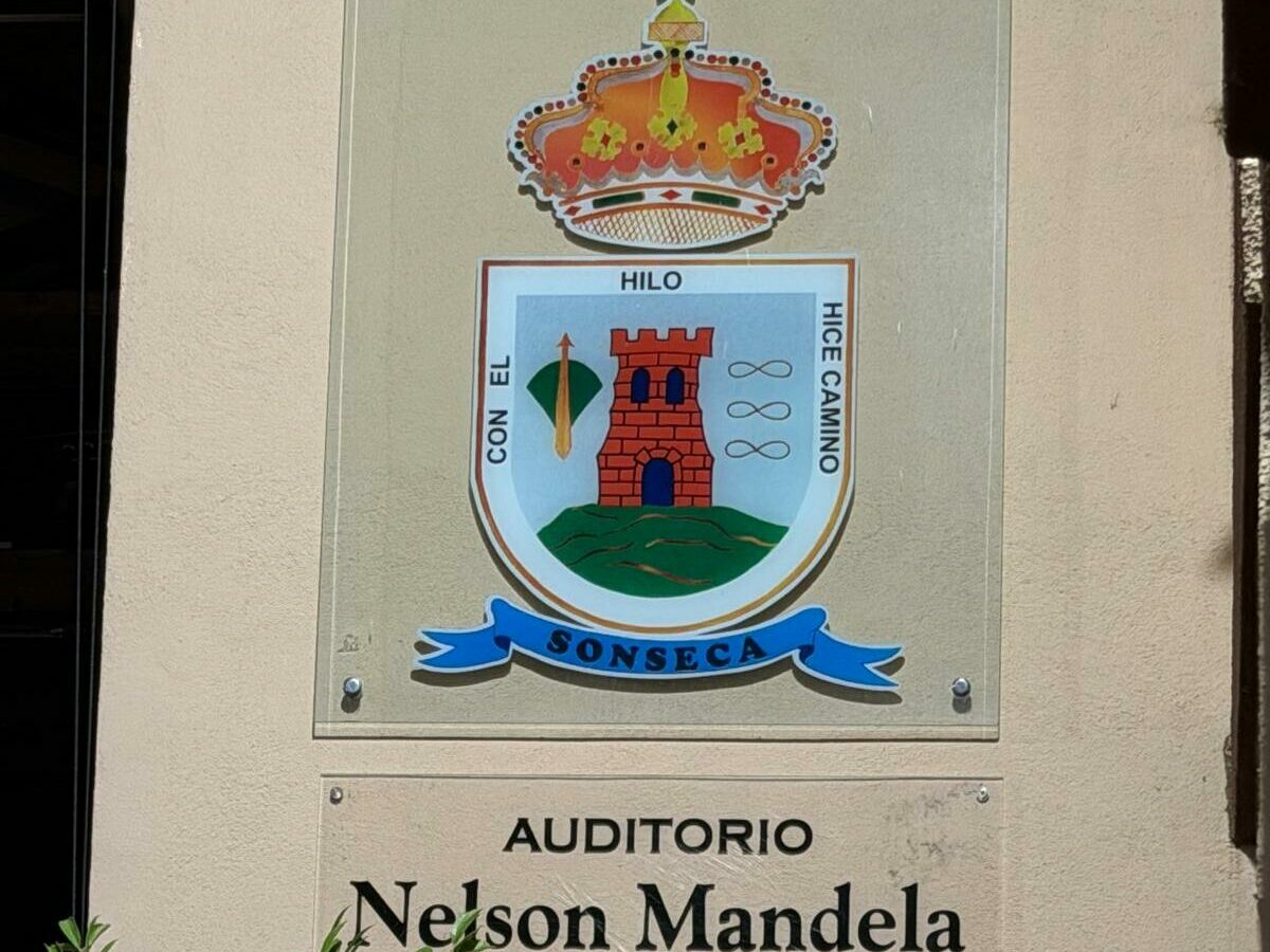 De Nelson Mandela a los Reyes Católicos: PP y Vox buscan rebautizar el auditorio de Sonseca entre críticas de la oposición