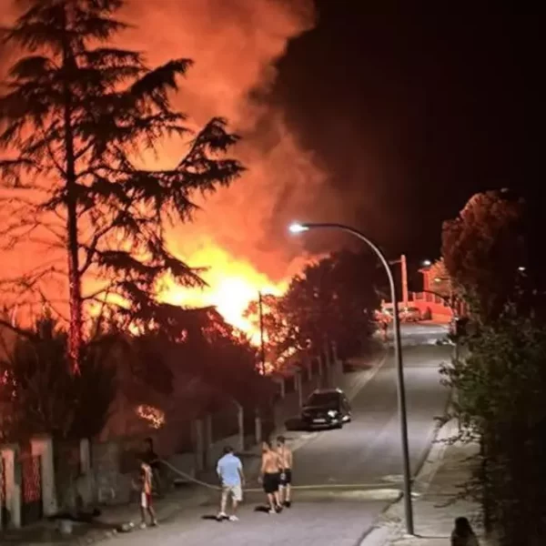 Un afectado por humo en dos incendios de vivienda en la urbanización Calalberche de Santa Cruz de Retamar