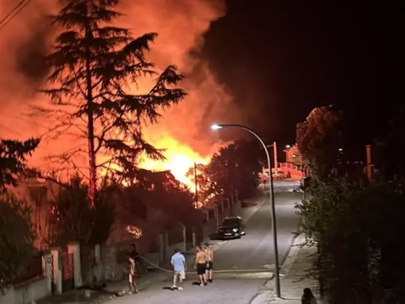 Un afectado por humo en dos incendios de vivienda en la urbanización Calalberche de Santa Cruz de Retamar