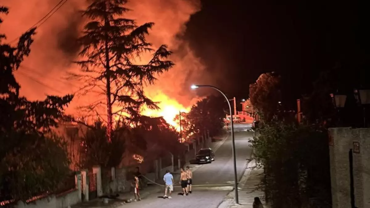 Un afectado por humo en dos incendios de vivienda en la urbanización Calalberche de Santa Cruz de Retamar