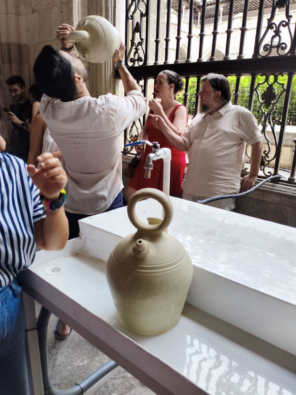Miles de personas beben 'agua de la virgen' en botijo en el 800 aniversario de la Catedral de Toledo