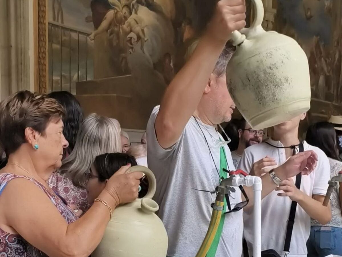 Miles de personas beben 'agua de la virgen' en botijo en el 800 aniversario de la Catedral de Toledo