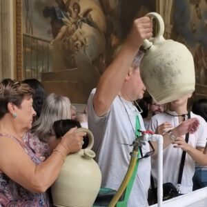 Miles de personas beben 'agua de la virgen' en botijo en el 800 aniversario de la Catedral de Toledo
