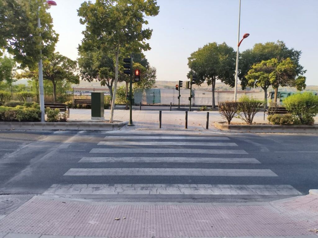 El nuevo semáforo del Paseo de la Rosa, escenario de recientes atropellos, ya está en funcionamiento