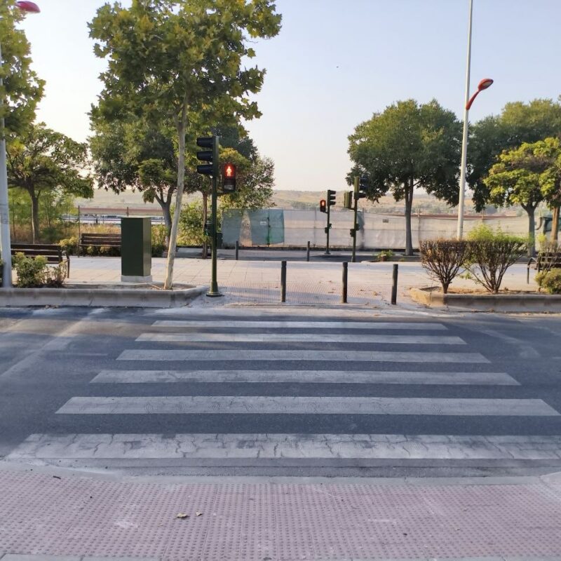 El nuevo semáforo del Paseo de la Rosa, escenario de recientes atropellos, ya está en funcionamiento