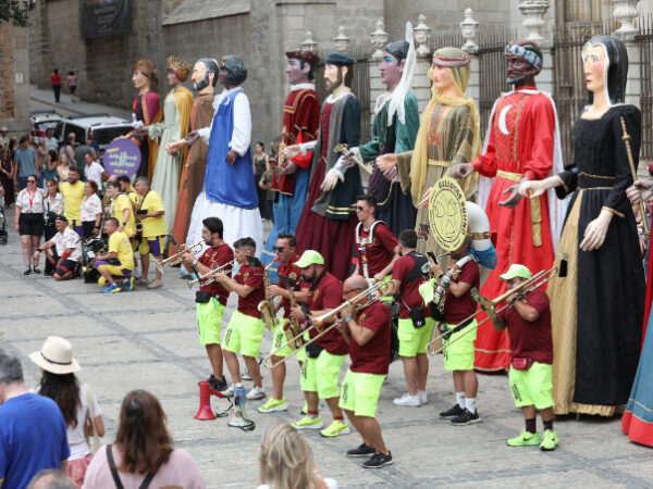 Gigantes, limonada y música: el viento no puede con el inicio de la Feria y Fiestas de Toledo