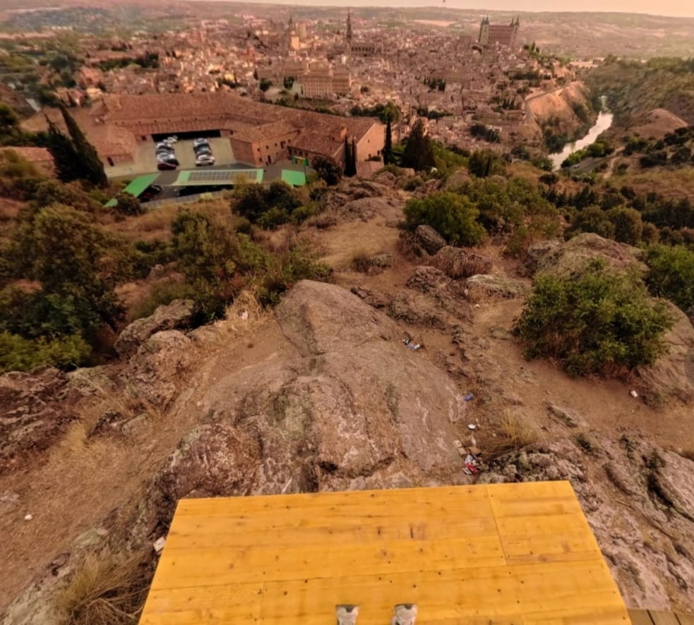 La polémica obra del Valle toma forma mientras se "acumula la basura" en el entorno