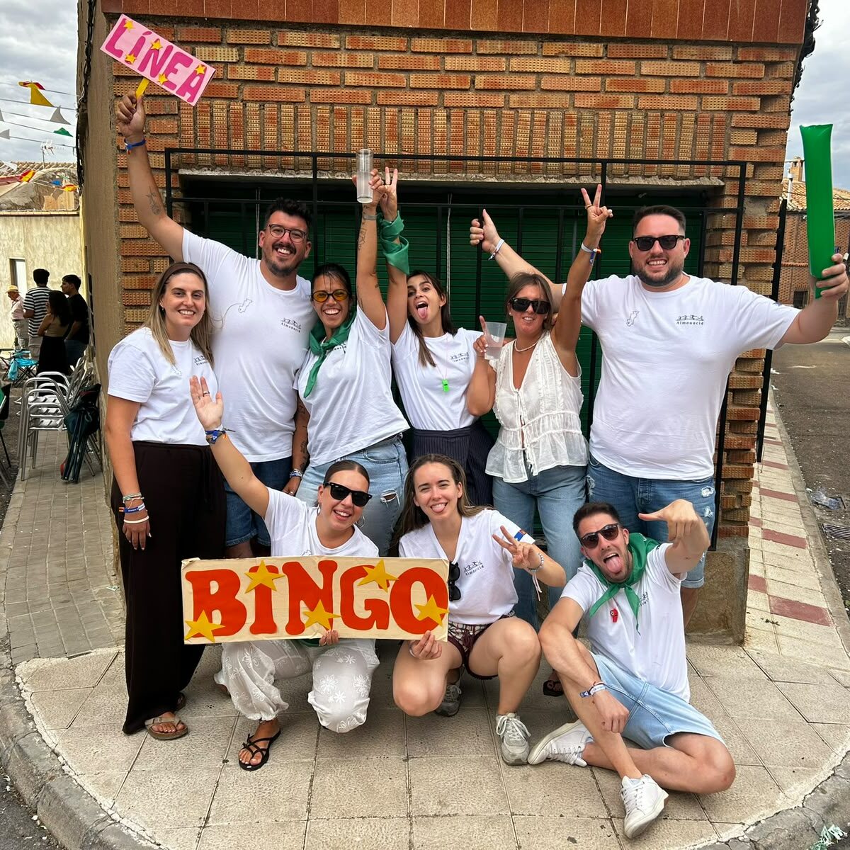 Bingo, refranes o adivina la canción: una peña resucita Almonacid de Toledo con juegos populares durante sus fiestas