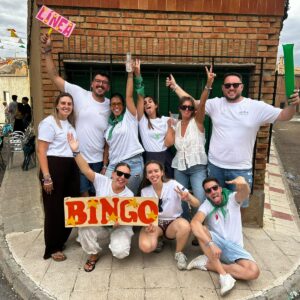 Bingo, refranes o adivina la canción: una peña resucita Almonacid de Toledo con juegos populares durante sus fiestas