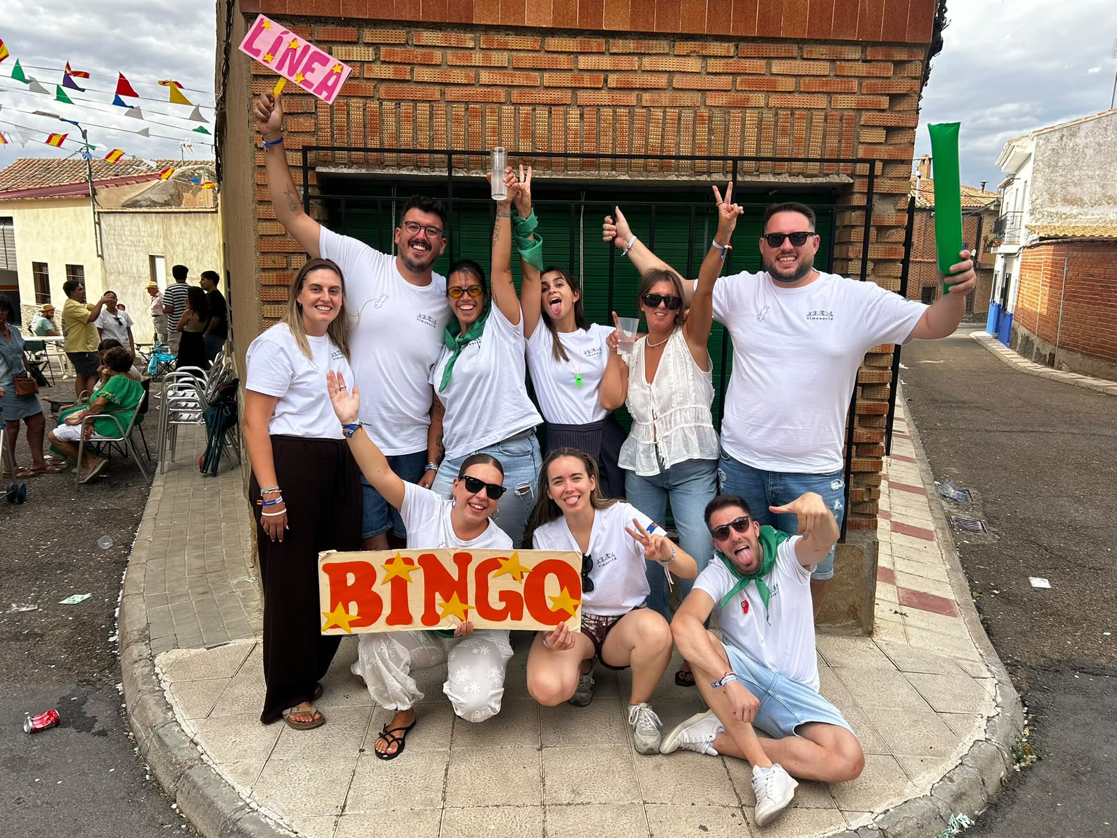 Bingo, refranes o adivina la canción: una peña resucita Almonacid de Toledo con juegos populares durante sus fiestas
