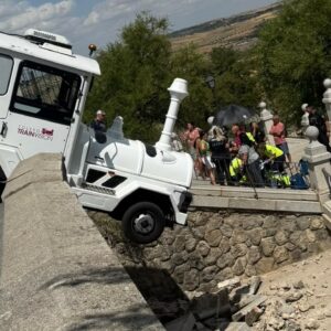 Un tren turístico de Toledo atropella a un hombre tras precipitarse cuesta abajo junto al Alcázar
