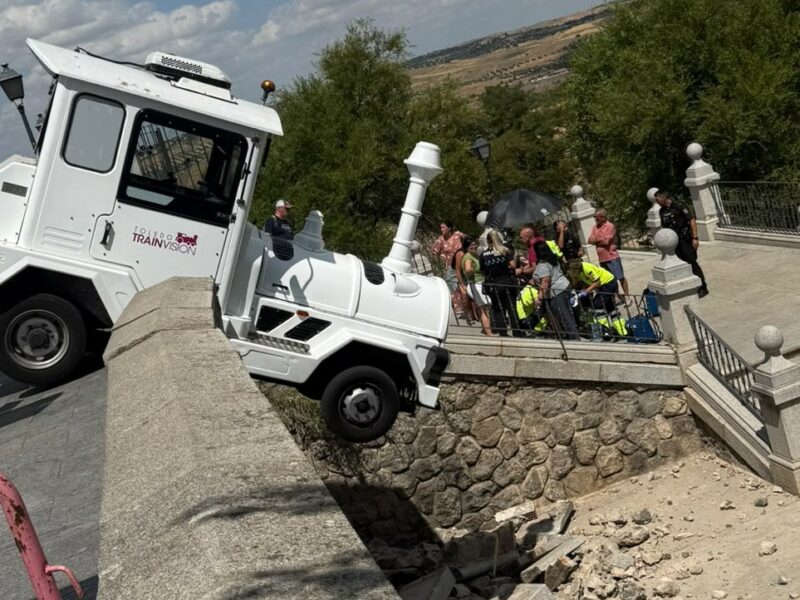 Un tren turístico de Toledo atropella a un hombre tras precipitarse cuesta abajo junto al Alcázar