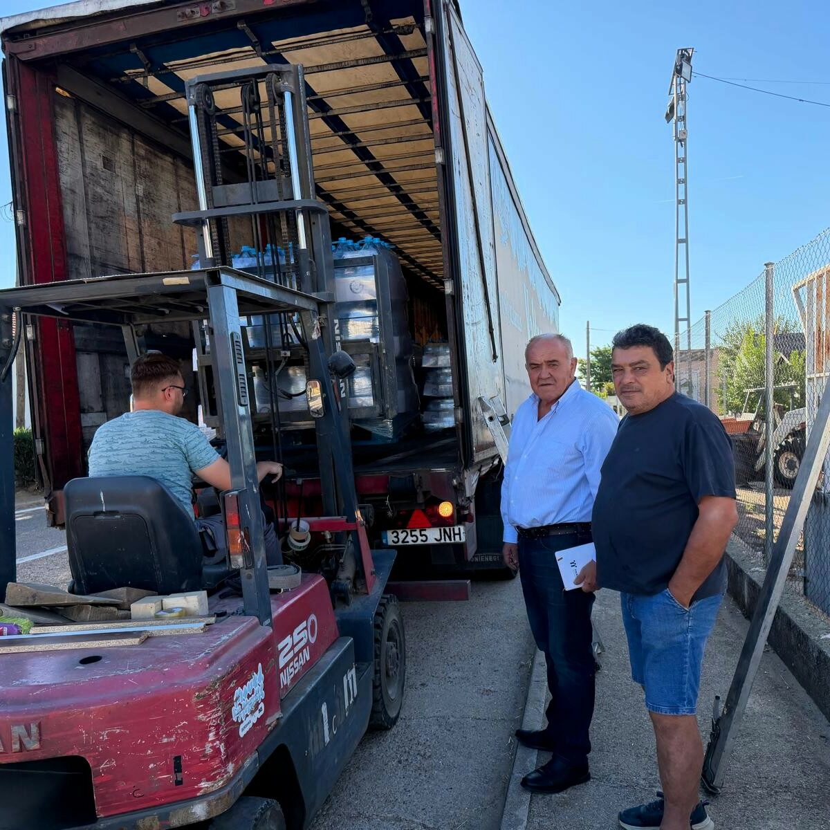 La Diputación reparte 19.800 litros de agua por la falta de abastecimiento en la Mancomunidad del Pusa