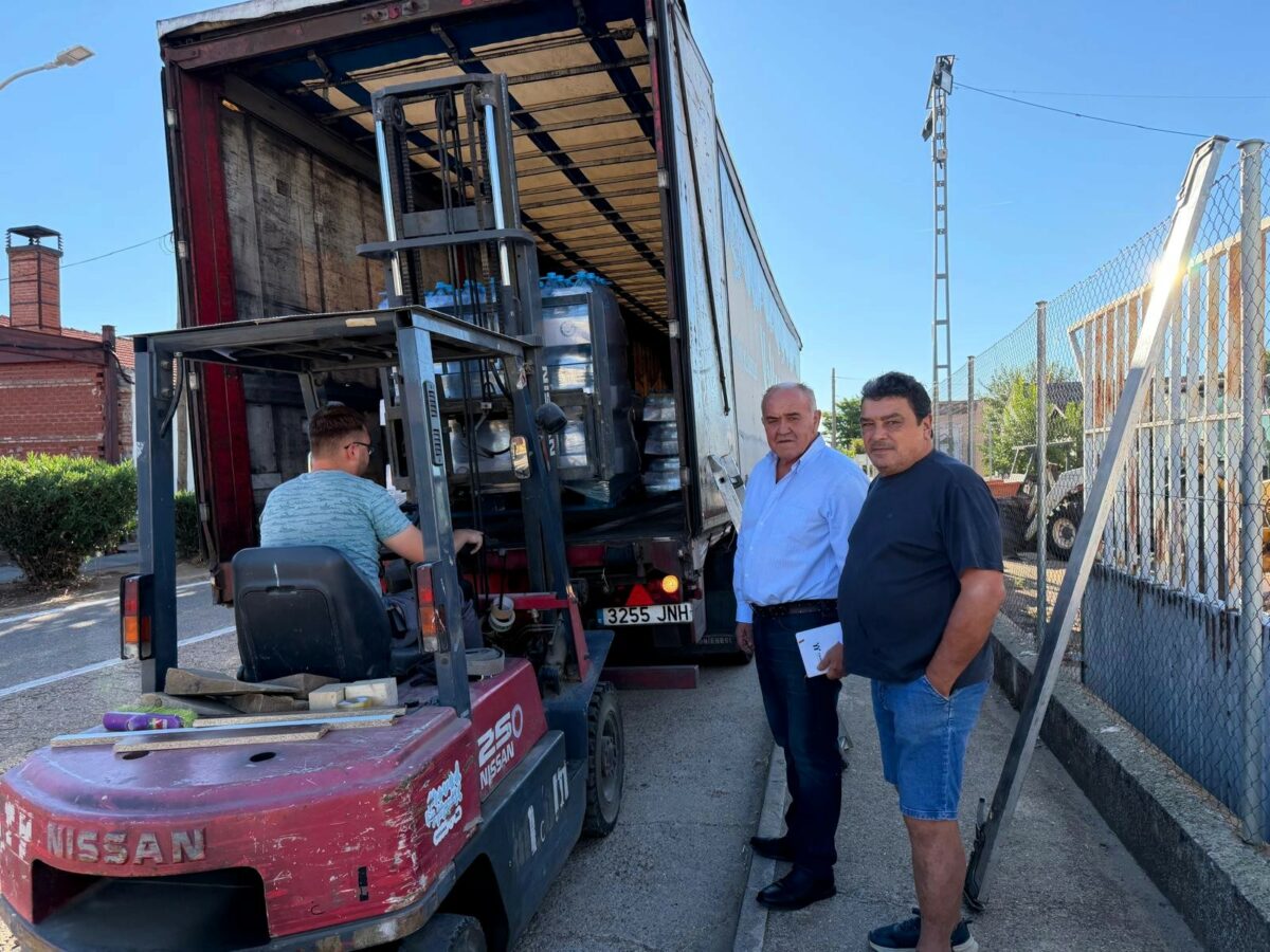 La Diputación reparte 19.800 litros de agua por la falta de abastecimiento en la Mancomunidad del Pusa