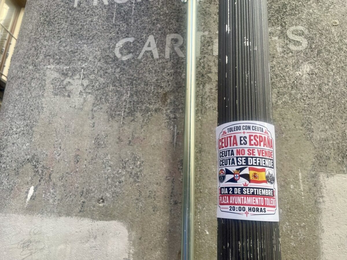 De la cruz de Santiago al 'Resiste España': la simbología que envuelve la concentración en "apoyo" a Ceuta este miércoles