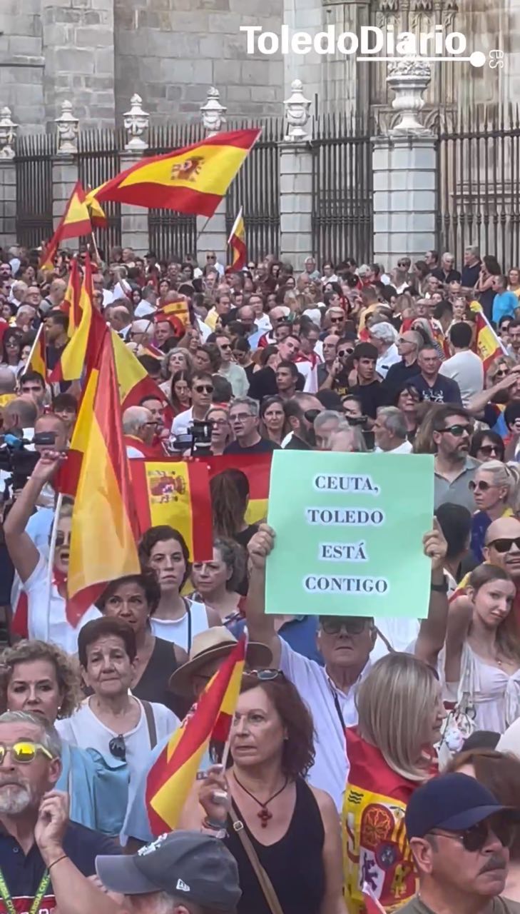 "¡Invasión!" y "¡Pedro Sánchez, dimisión!" en una abarrotada plaza del Ayuntamiento de Toledo en "apoyo" a Ceuta