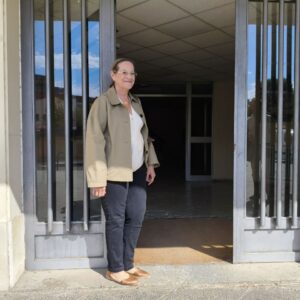 Persianas alineadas y colchones en el suelo para estudiar: Marisol vuelve al lugar donde se hizo enfermera