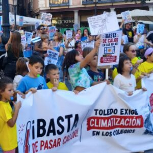 Las AMPA de Toledo unen sus voces en Zocodover por la climatización de los colegios en un otoño que arranca con 35ºC