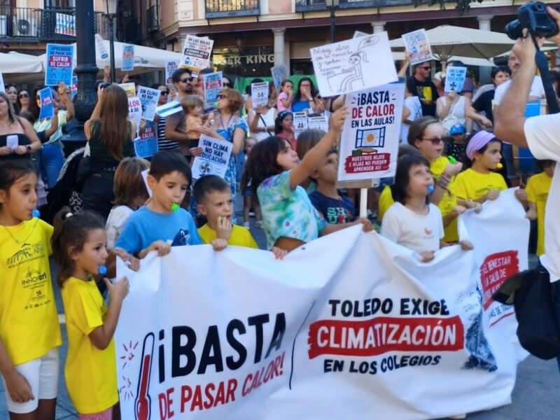 Las AMPA de Toledo unen sus voces en Zocodover por la climatización de los colegios en un otoño que arranca con 35ºC