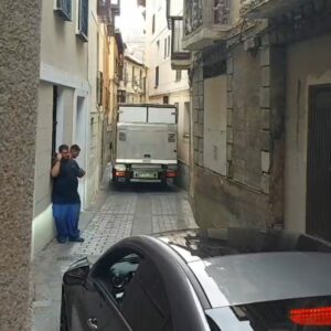 Otro camión vuelve a quedar atrapado en la estrecha calle Alfileritos de Toledo