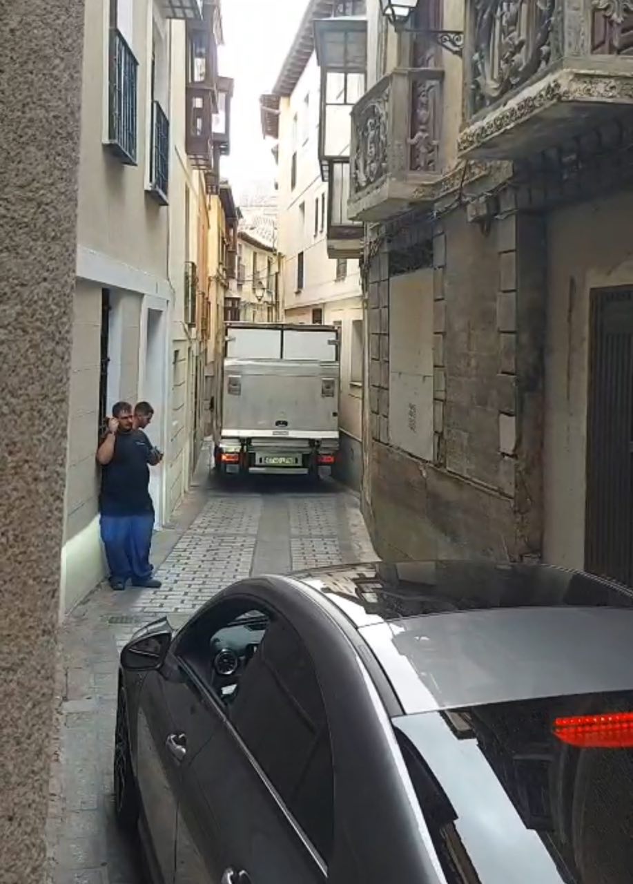 Otro camión vuelve a quedar atrapado en la estrecha calle Alfileritos de Toledo