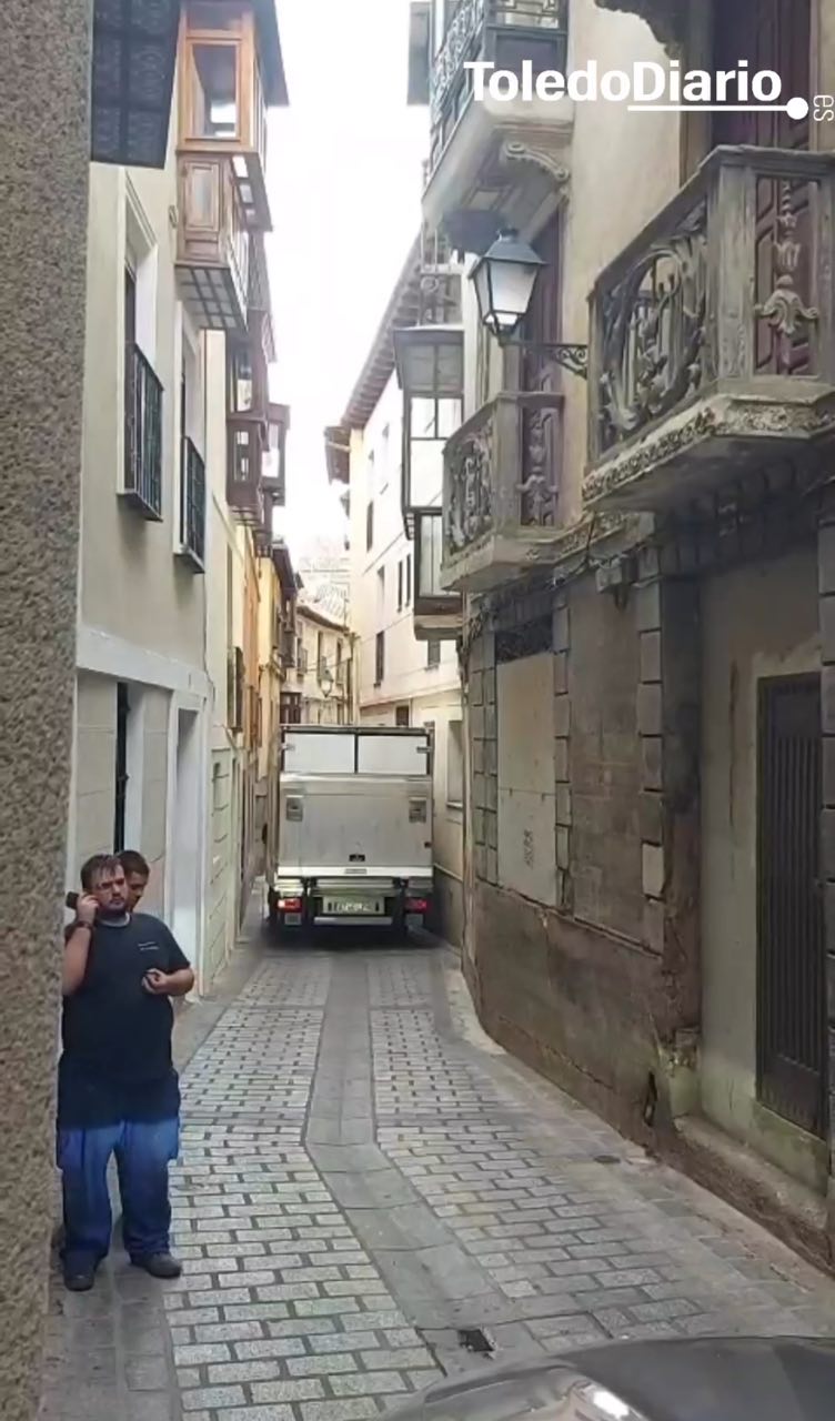 Otro camión vuelve a quedar atrapado en la estrecha calle Alfileritos de Toledo