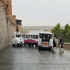 El mismo tren turístico de Toledo que descarriló frente al Alcázar sufre un nuevo accidente sin que registren heridos