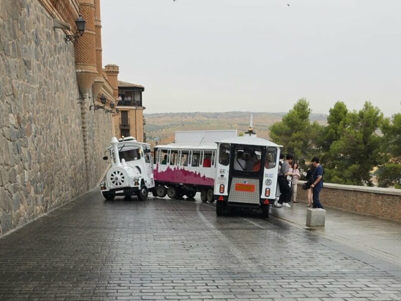 El mismo tren turístico de Toledo que descarriló frente al Alcázar sufre un nuevo accidente sin que registren heridos
