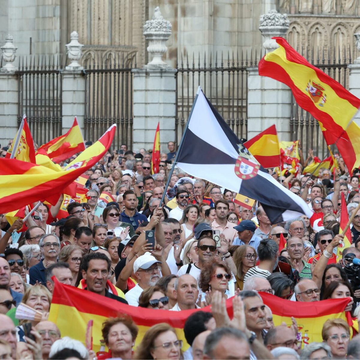 "¡Invasión!" y "¡Pedro Sánchez, dimisión!" en una abarrotada plaza del Ayuntamiento de Toledo en "apoyo" a Ceuta