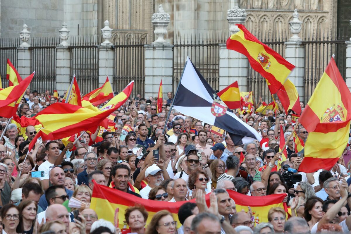 "¡Invasión!" y "¡Pedro Sánchez, dimisión!" en una abarrotada plaza del Ayuntamiento de Toledo en "apoyo" a Ceuta