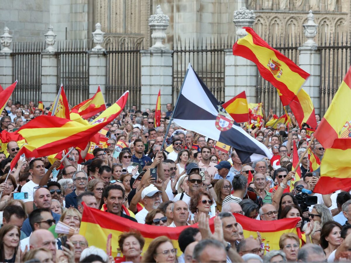 "¡Invasión!" y "¡Pedro Sánchez, dimisión!" en una abarrotada plaza del Ayuntamiento de Toledo en "apoyo" a Ceuta