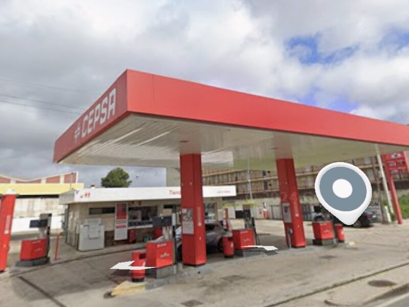 Atracan con armas blancas una gasolinera de Calera y Chozas y se llevan el dinero de la caja